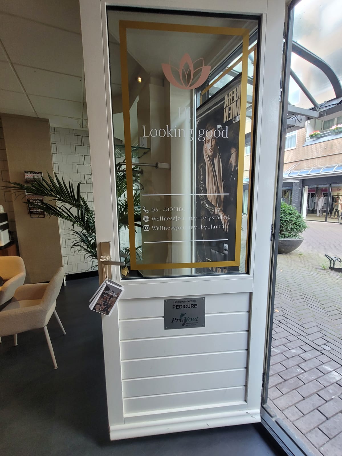 De voordeur van Wellnessjourney met de lotus, Looking good en het ProVoet-bordje